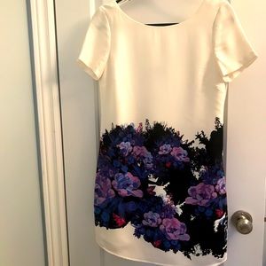 Beautiful floral dress with a scoop I the back. Shift dress. Small